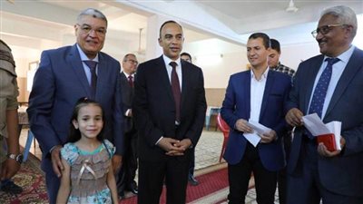 محافظ المنيا يشارك أطفال مؤسستي البنين والبنات فرحة عيد الأضحى المبارك