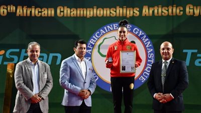 دولي الجمباز يكرم نانسي طمان على هامش بطولة إفريقيا