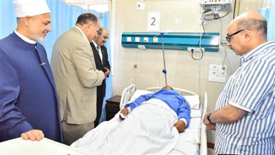 محافظ أسيوط يزور المرضى بمستشفى أسيوط العام للتهنئة بعيد الأضحى