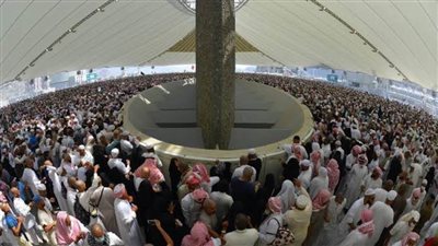 حجاج بيت الله الحرام يرمون اليوم الجمرات الثلاث في أول أيام التشريق