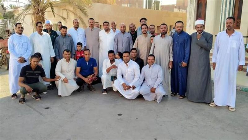 المصلون بقرية المعصره