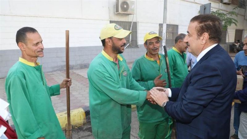 محافظ المنوفية وعمال