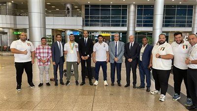 وزير الرياضة يتواصل مع بعثة السومو خلال استقبالهم الرسمي بمطار القاهرة