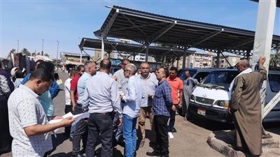 محافظ أسيوط يوجه قيادات المحافظة بتفقد المواقف ومحطات الوقود للتأكد من الالتزام بالتعريفة الجديدة