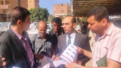 نائب محافظ سوهاج يتفقد سير العمل بمواقف سيارات الأجرة بمركز جهينة