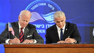 الرئيس الأمريكي جو بايدن ورئيس الحكومة الإسرائيلي لابيد يوقعان إعلان القدس