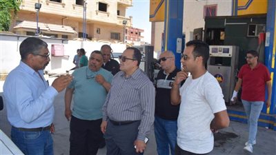 نائب محافظ شمال سيناء يتفقد محطات الوقود والمواقف للتأكد من التزام السائقين بالتعريفة الجديدة
