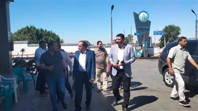 سكرتيرا المنيا يتفقدان مواقف سيارات الأجرة للتأكد من الالتزام لتعريفات الأجرة الجديدة 