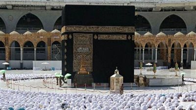 مئات الآلاف من الحجاج يؤدون صلاة الجمعة بالحرم المكي الشريف
