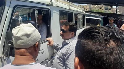 رئيس حي غرب سوهاج يتفقد انتظام سير العمل بمواقف السيارات