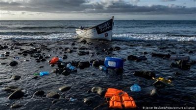 العثور على جثتي امرأة وطفلة في قارب للمهاجرين قبالة إسبانيا