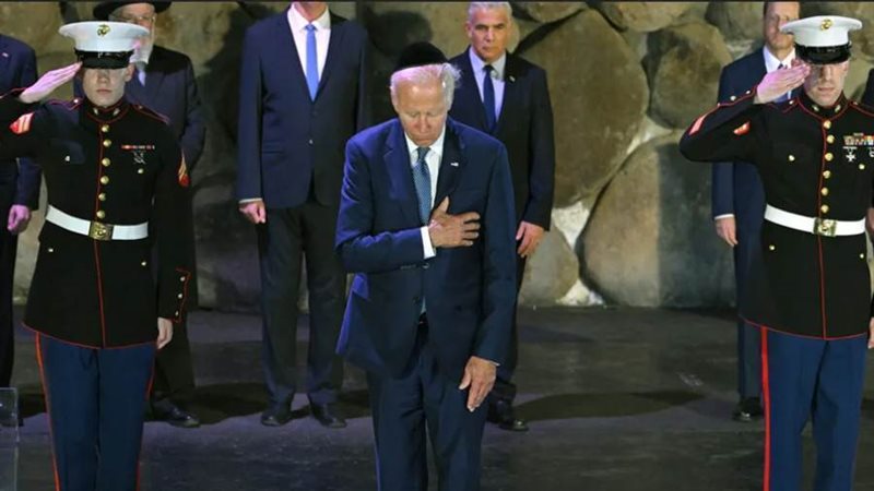 بايدن يرتدي القلنسوة