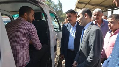 نائب محافظ سوهاج يتفقد سير العمل بمواقف سيارات الأجرة