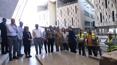 وزير السياحة والآثار يتفقد القاعات الرئيسية في المتحف المصرى الكبير