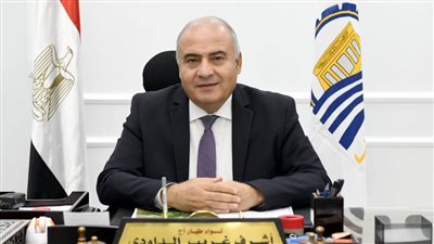 محافظ قنا يتفقد مواقف سيارات الأجرة للتأكد من التزام السائقين بالتعريفة الجديدة