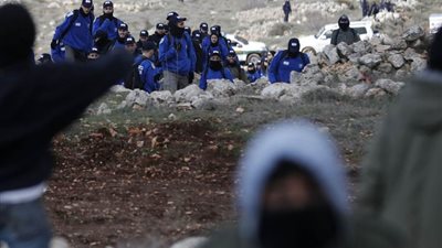 مُستوطنون يعتدون على مواطنين فلسطينيين في مُحافظتي الخليل وأريحا