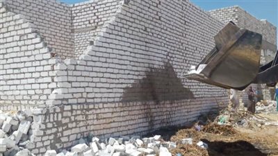 إزالة بناء مخالف وتوسعة ورفع كفاءة طريق بإهناسيا