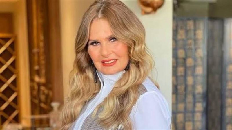 الفنانة يسرا