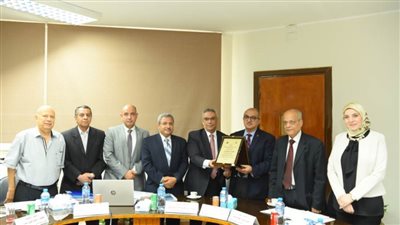 تجارة أسيوط تكرم رئيس الجامعة لبلوغه سن المعاش 