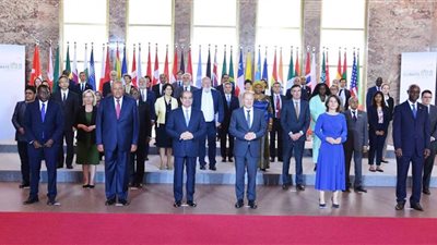 صورة تذكارية للرئيس السيسي عقب الجلسة رفيعة المستوى لحوار 