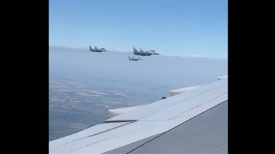 المقاتلات الصربية ترافق طائرة الرئاسة والرئيس الصربي يستقبل الرئيس السيسي بمطار بلجراد.. (صور وفيديو)