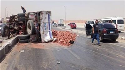 انقلاب سيارة نقل محملة بالطوب على أخرى متوقفة دون حدوث إصابات بالمنيا