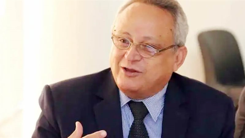 الدكتور احمد زايد