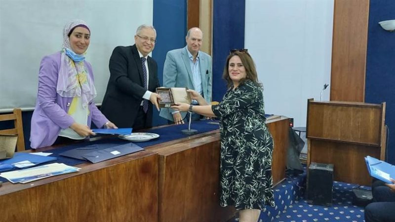 شهادات تكريم لممثلى