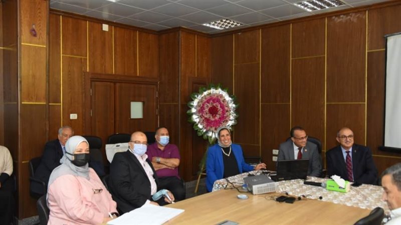 على قوة الجامعة بإمكانياتها