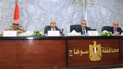 محافظ سوهاج يعقد الاجتماع الدوري الأسبوعي لبحث موقف مشروعات المبادرة الرئاسية لتطوير الريف المصري