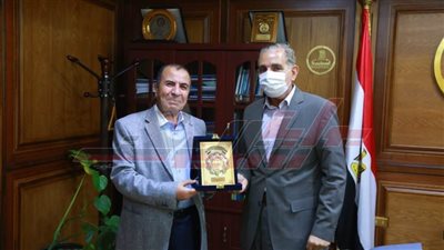 تكريم رضا صالح لجهوده أثناء رئاسته قطاع شؤون خدمة المجتمع بكفر الشيخ