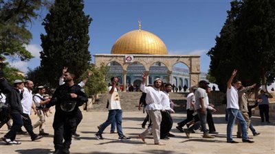 مُستوطنون يقتحمون المسجد الأقصى ويؤدون طقوسا 