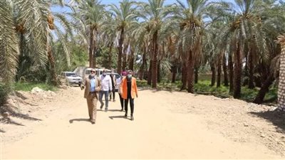 نائب محافظ الوادي الجديد تتابع أعمال توسعة وفتح طرق جديدة بالخارجة