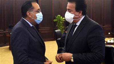 القائم بأعمال وزير الصحة يستعرض الموقف الوبائي الحالي لفيروس كورونا وفترات العزل المقررة وضوابط العودة لأماكن العمل