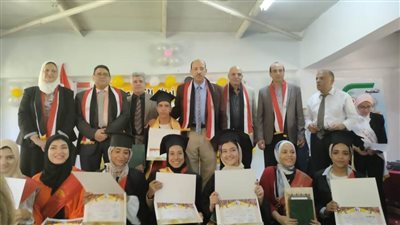 الناجح يرفع إيده والمتفوق يجب تكريمه.. تكريم أوائل التعليم الفني بـ