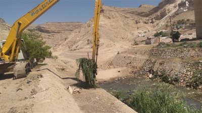 محافظ أسيوط يوجه مسؤولي الري باستمرار تأهيل وتبطين الترع وتطهير مخرات السيول