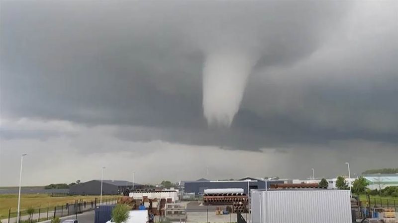 إعصار يضرب شرقي الصين