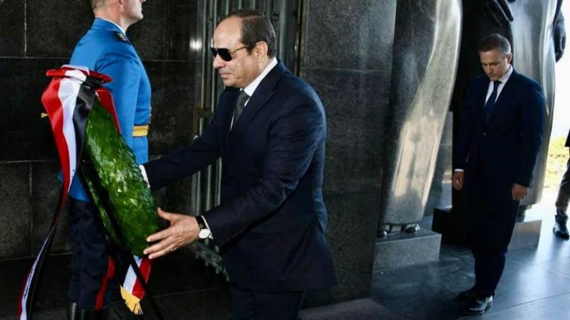 الرئيس السيسي يضع