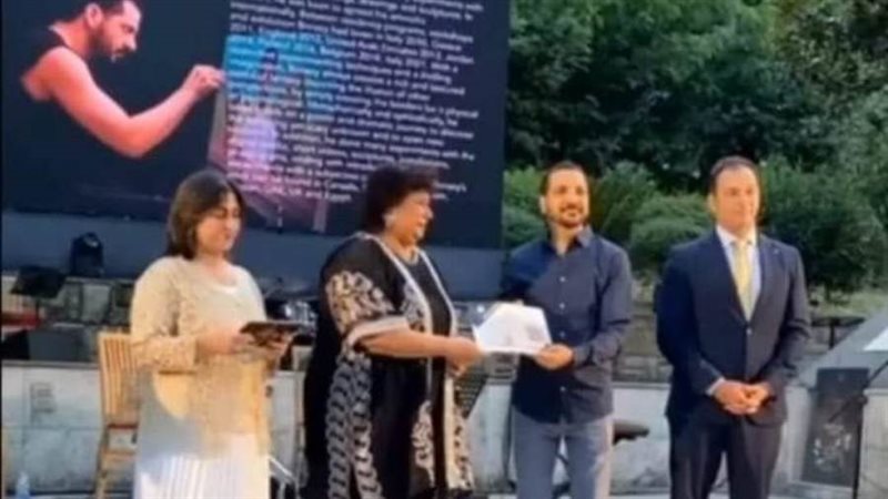 يتسلم جائزه الدوله