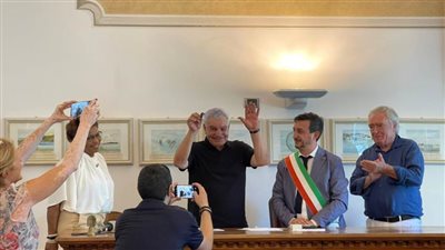 عمدة مدينة Passignano الإيطالية يسلم زاهي حواس مفتاح المدينة