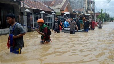 ارتفاع ضحايا فيضانات جنوبي إيران إلى 21 قتيلًا على الأقل