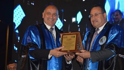 رئيس جامعة الإسكندرية يشهد حفل تخريج طلاب الماجستير المهني بكلية التجارة