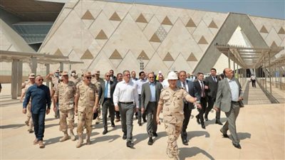 العناني يقوم بجولة تفقدية موسعة للمتحف المصري الكبير