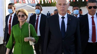 الرئيس التونسي يدلي بصوته.. ونرصد مؤشرات الاستفتاء على الدستور (فيديو وصور)