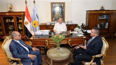 محافظ أسيوط يلتقي رئيس جهاز وسط وشمال الصعيد الجديد ومساعد رئيس الجهاز للتهنئة بالمنصب الجديد