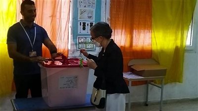 رئيسة الحكومة التونسية تدلي بصوتها في الاستفتاء على مشروع الدستور الجديد