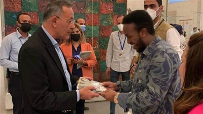 نجل الرئيس الصومالي يزور متحف الحضارة