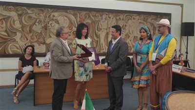 محافظ تورنوڤو البلغارية يكرم رئيس البعثة المصرية بمهرجان تورنوڤو