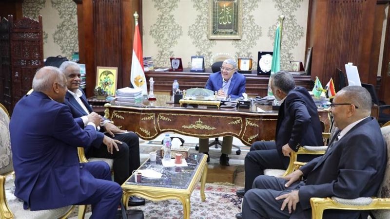 محافظ المنيا ومستثمرين