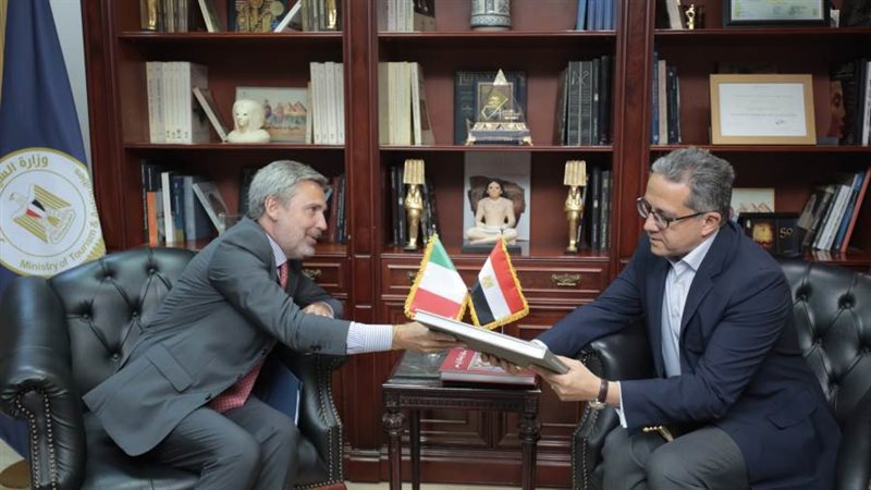 وزير السياحة خلال